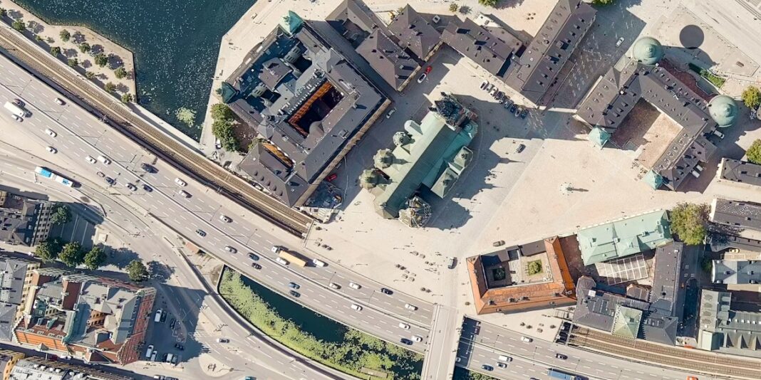 IslandRiddarholmenandLakeMalaren_Stockholm_Sweden._shutterstock_2475995651.jpg